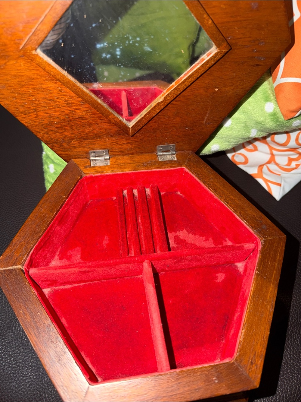 Vintage Hand-Carved Octagonal Wooden hinged jewelry box with mirror - Picture 6 of 7